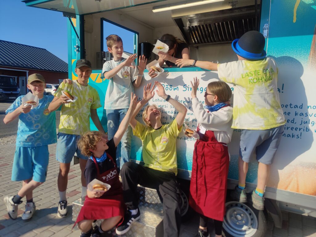 Lohvik Kogemusõppe Akadeemia meeskond harjutamas